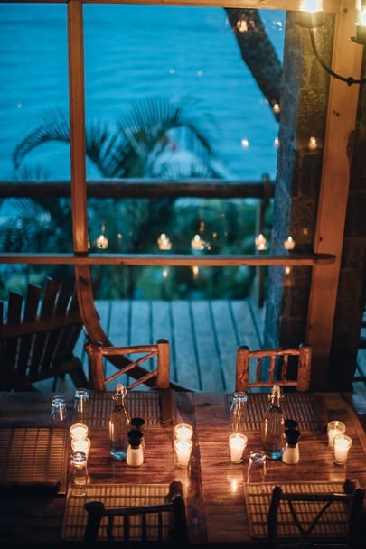 candlelight-dinner-indoor-date-ideas-for-couples
