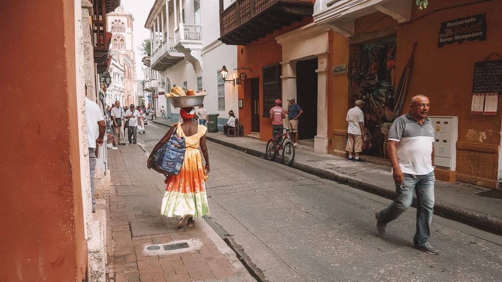 2-weeks-in-colombia-visit-cartagena-colourful-streets