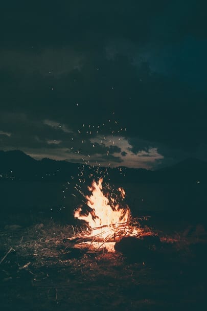 Cute-fall-date-ideas-campfire