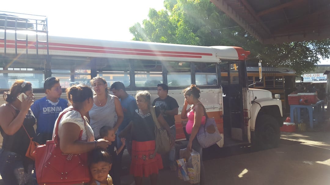 People-catching-the-bus-from-san-juan-del-sur-to-granada-via-rivas