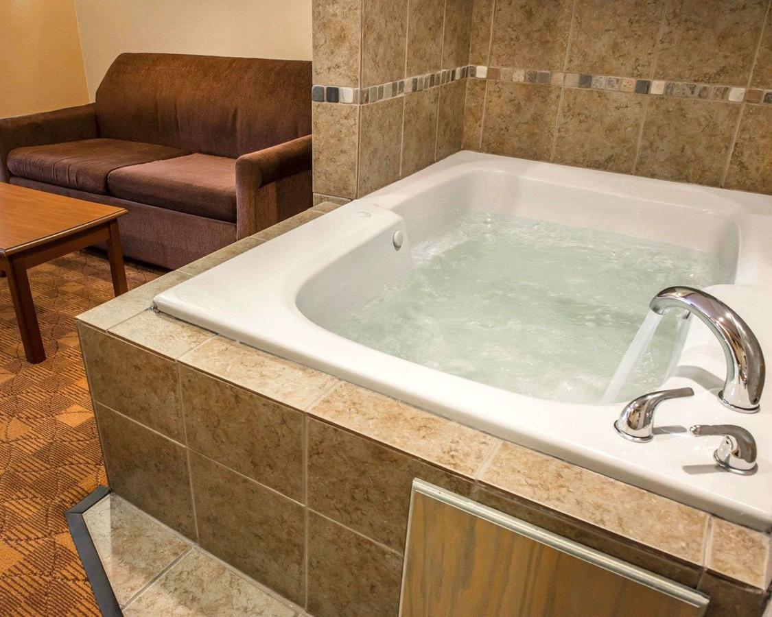 hot-tub-in-room-hotel-pa