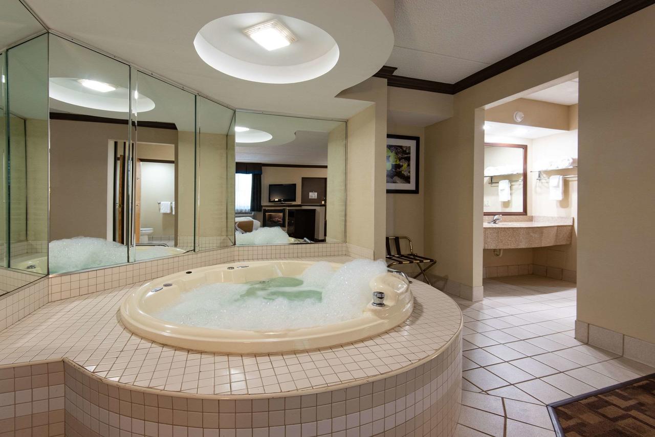 hot-tub-romantic-hotel-pa