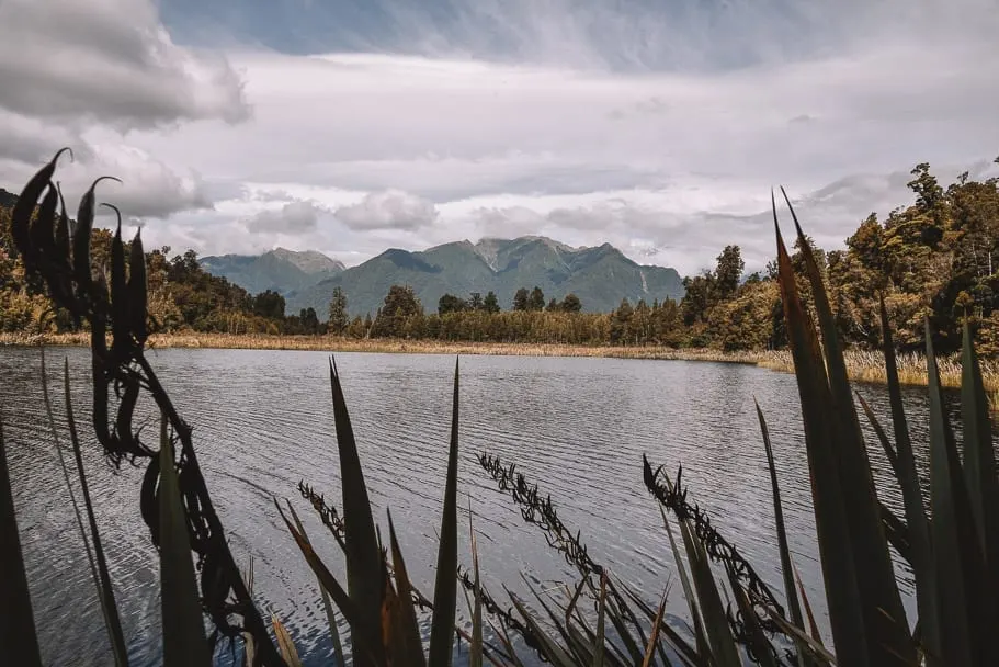 lake-matheson, lake-matheson-franz-josef, lake-matheson-viewpoint, lake-matheson-instagram, south-island-road-trip-destinations, things-to-see-south-island-new-zealand, 14-day-nz-itinerary