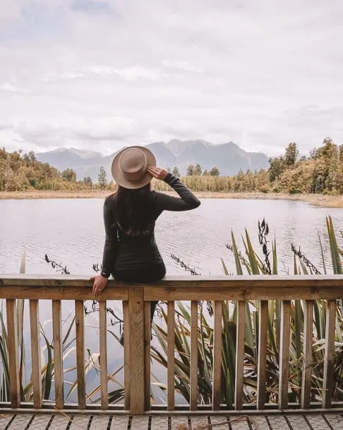 lake-matheson, lake-matheson-instagram, coupletraveltheworld, franz-josef-day-trip, lake-matheson-franz-josef, lake-matheson-viewpoint, lake-matheson-instagram, south-island-road-trip-destinations, things-to-see-south-island-new-zealand, 14-day-nz-itinerary