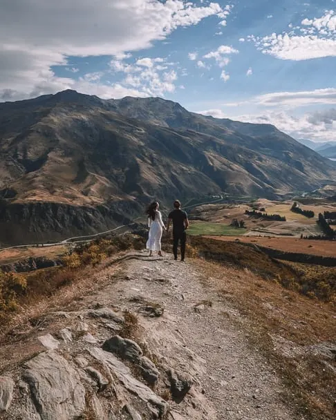 coupletraveltheworld, travel-couple, couple-travel-bloggers, couple-sunset, queenstown, lake-wanaka, queenstown-lake-wanaka, new-zealand-south-island-itinerary