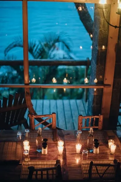 candlelight-dinner-indoor-date-ideas-for-couples