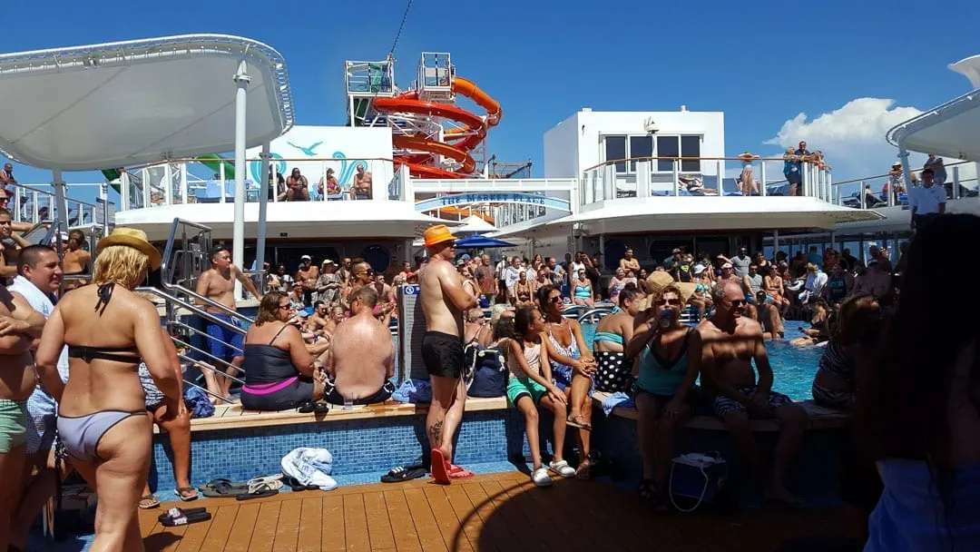 cruisers-enjoying-pools-slides-hot-tubs-norwegian-getaways