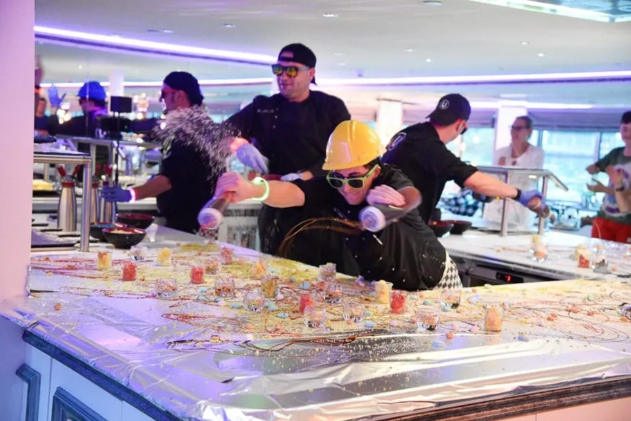 U-river-cruise-dining