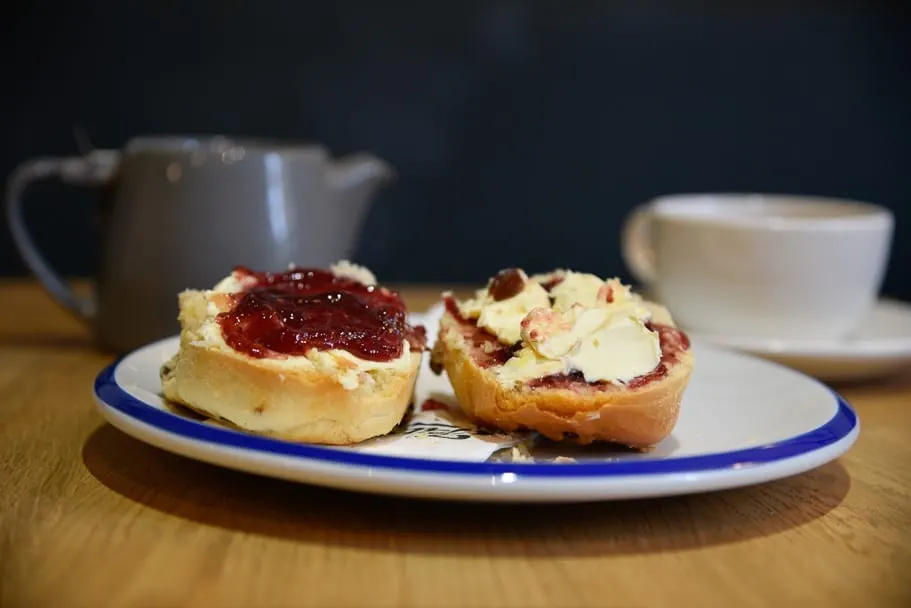 cornish-or-devon-cream-tea