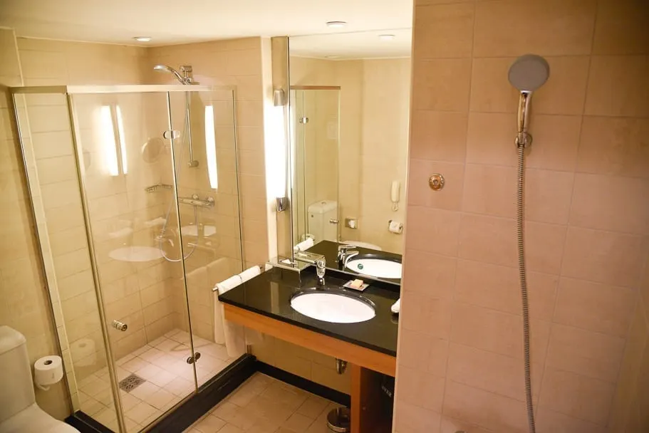 hilton-rooms-budapest-bathroom