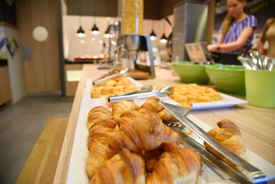 Hamption-by-Hilton-Warsaw-City-Centre-review-breakfast