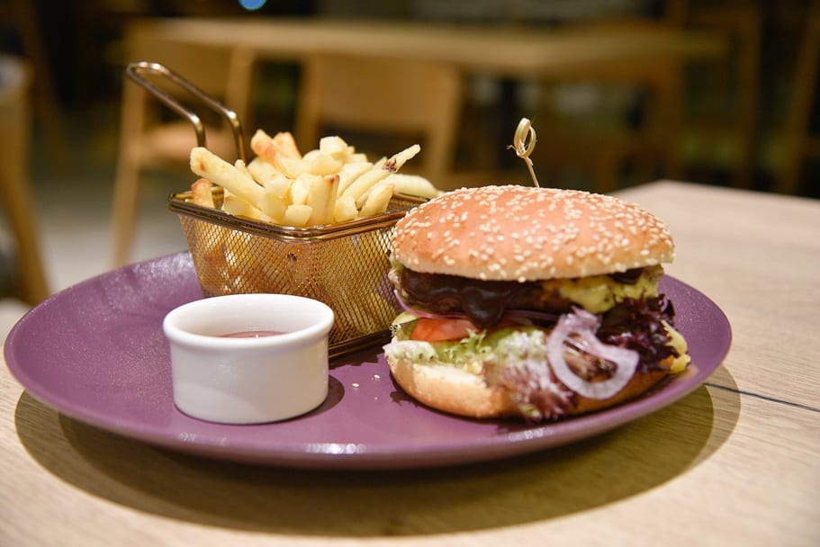 Hamption-by-Hilton-Warsaw-Mokotow-restaurant-burger