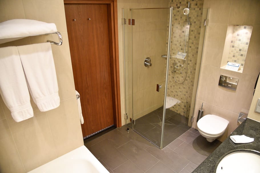 Hilton-Gdansk-bathroom