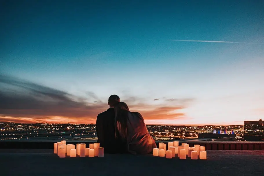 date-ideas-summer-candlelit-sunset-couple
