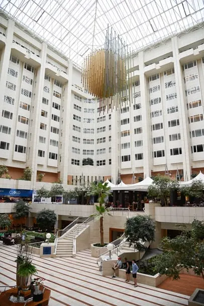 hilton-prague-lobby-entrance