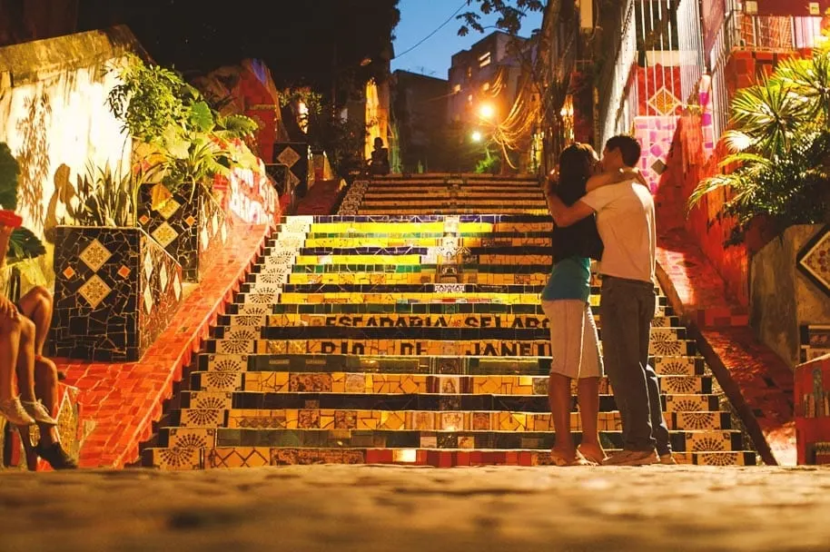 couple-rio-de-janeiro-stairs