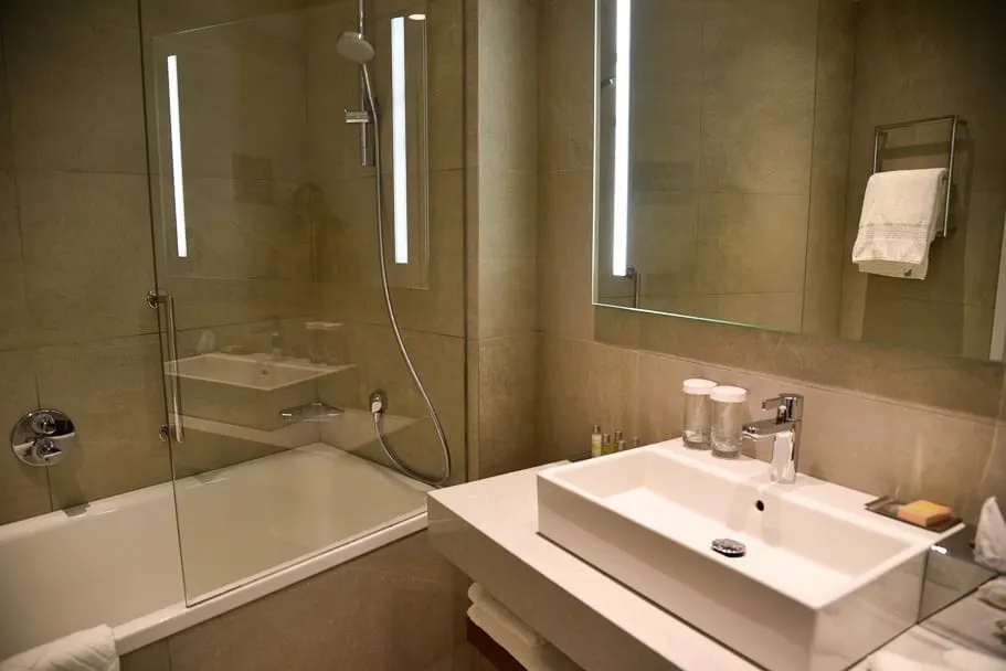 wroclaw-doubletree-by-hilton-bathroom