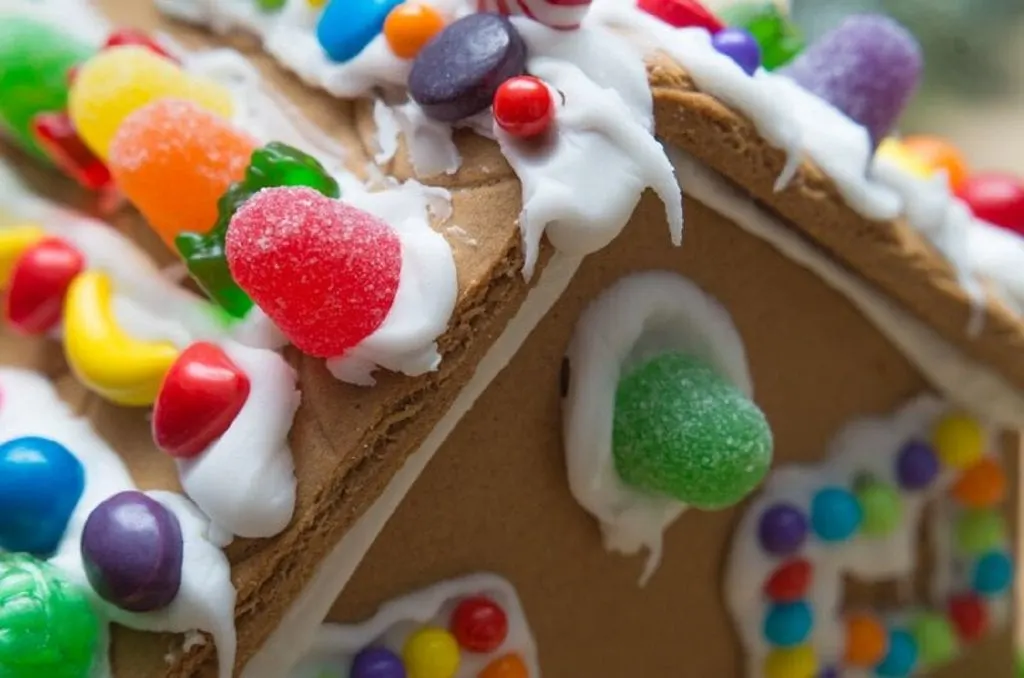 gingerbread-house-date-idea