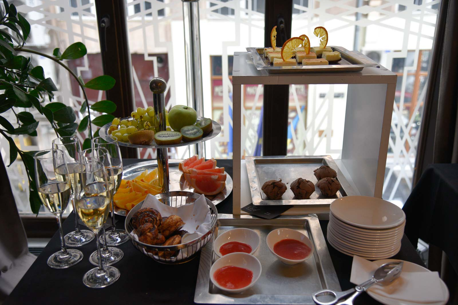 champagne-breakfast-luxury-lviv-hotel