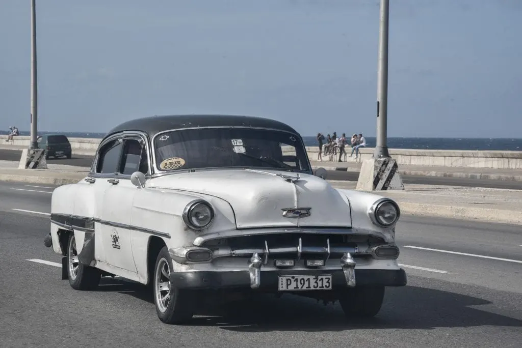 things-to-do-in-Havana-cuba-vintage-cars-collectivo-taxi