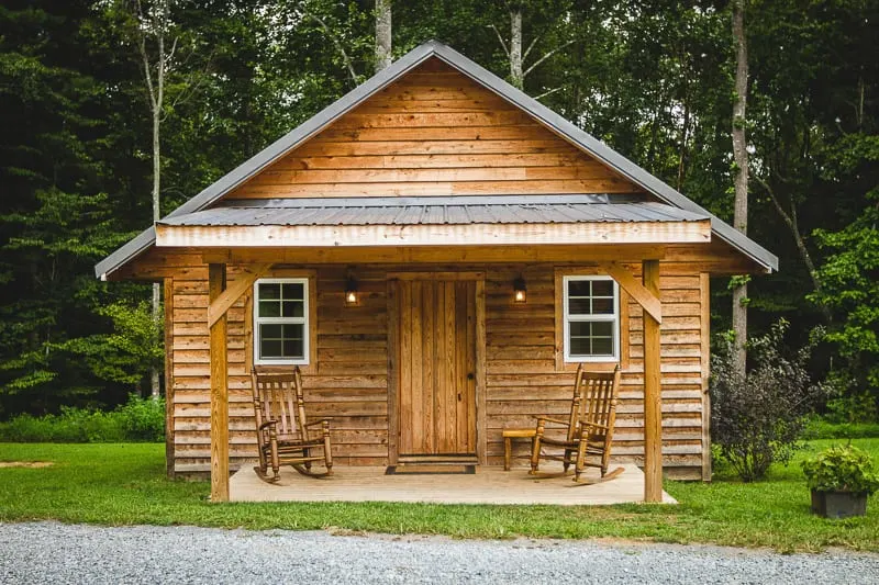 wood-cabin-for-romantic-getaway-helen-ga