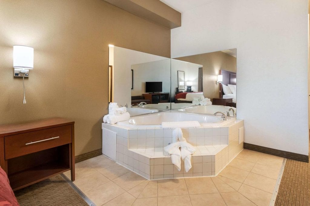 romantic-hot-tub-suites