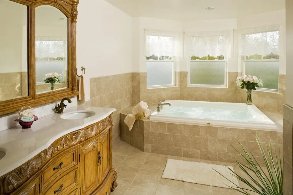romantic-hot-tub-suites