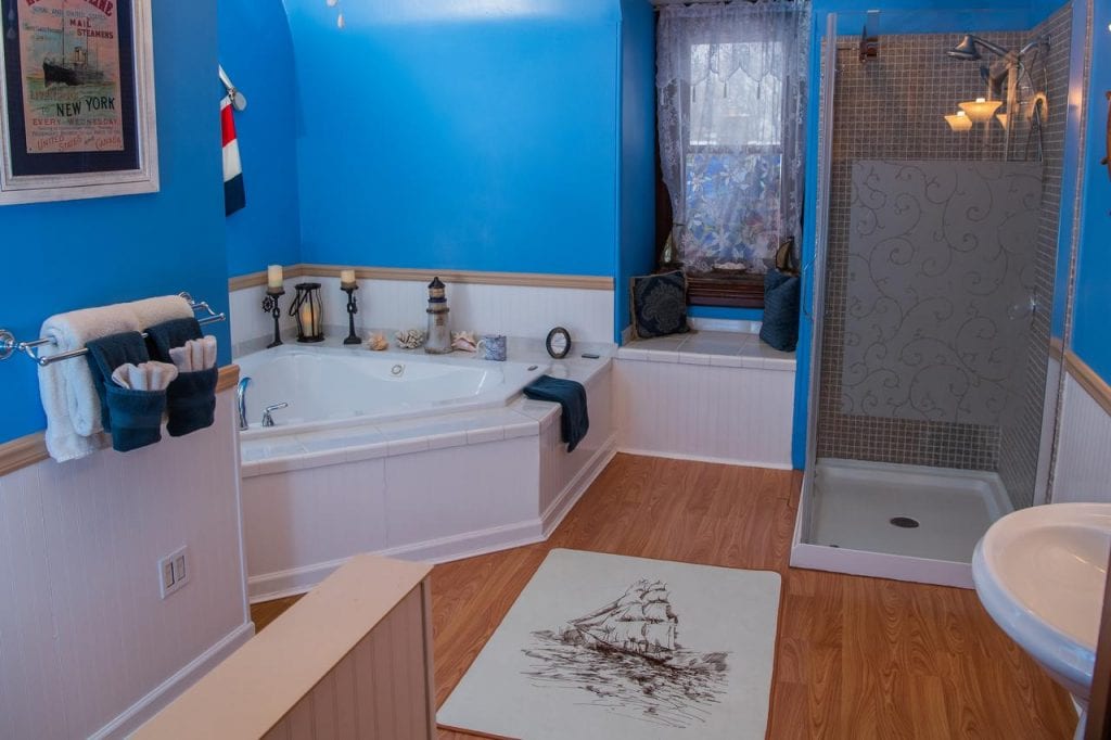 23 Pennsylvania Hotels with Hot Tub, Whirlpool or JACUZZI® in room