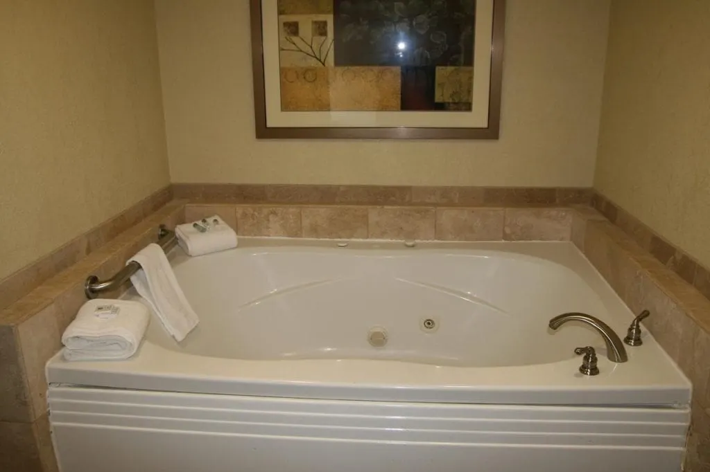 hampton-inn-romantic-hot-tub-suites