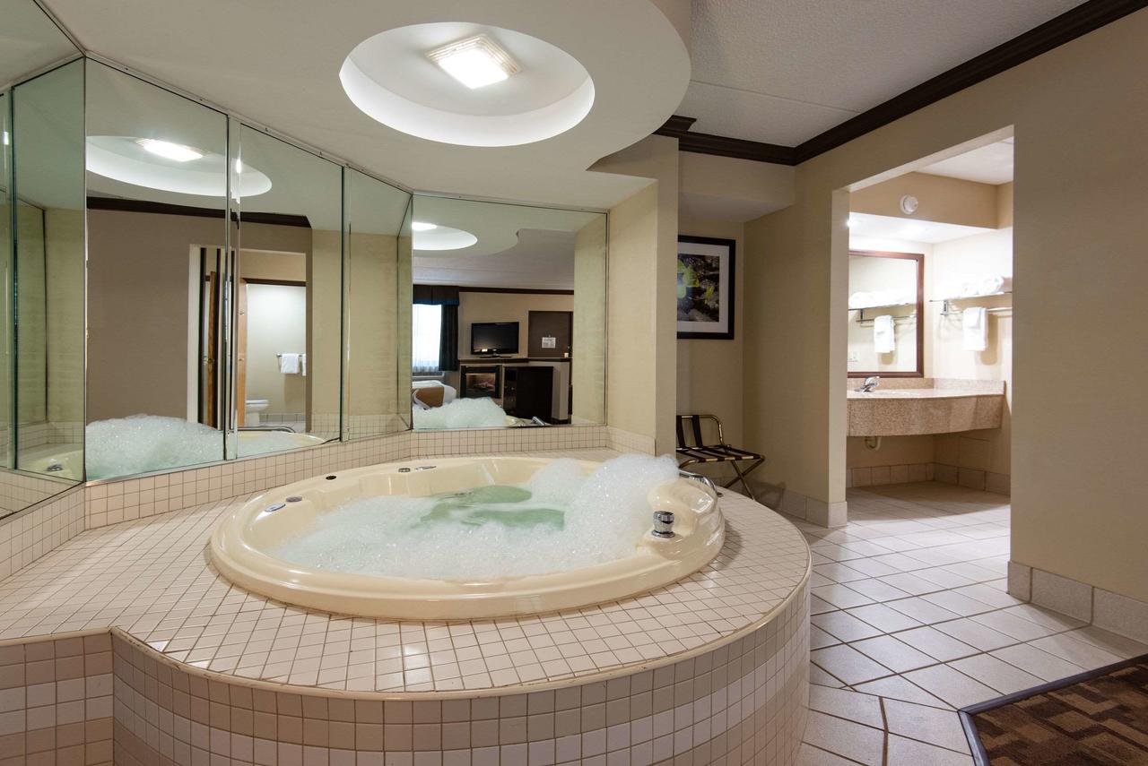 Hotel Near Me With Bath At Adrienne Kaiser Blog   Hot Tub Romantic Hotel Pa 