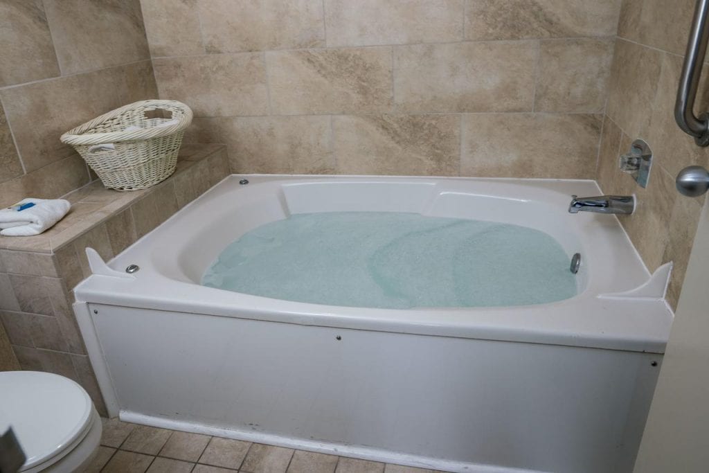 14 Best Hotels with Jacuzzi In Room In VA For Your Romantic Getaway