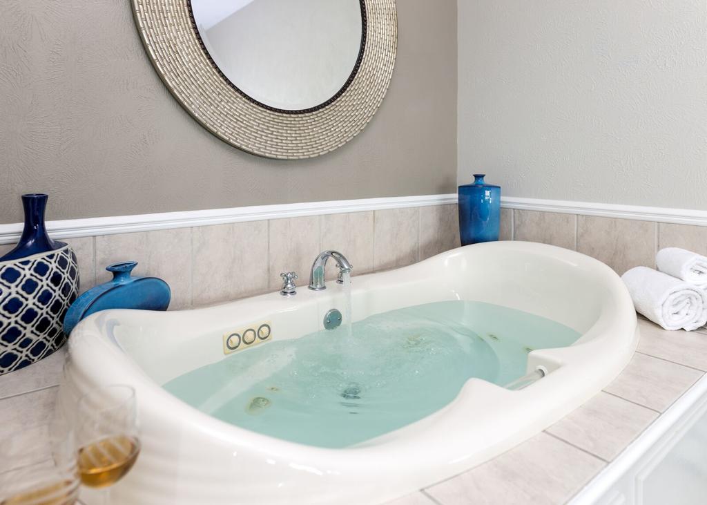 Hotel Hot Tub Suites with Jacuzzi In Room, Whirlpool or ...