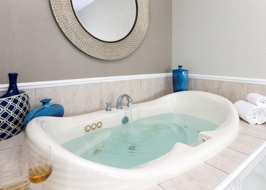 Hotel Hot Tub Suites With Jacuzzi In Room Whirlpool Or Jetted Spa