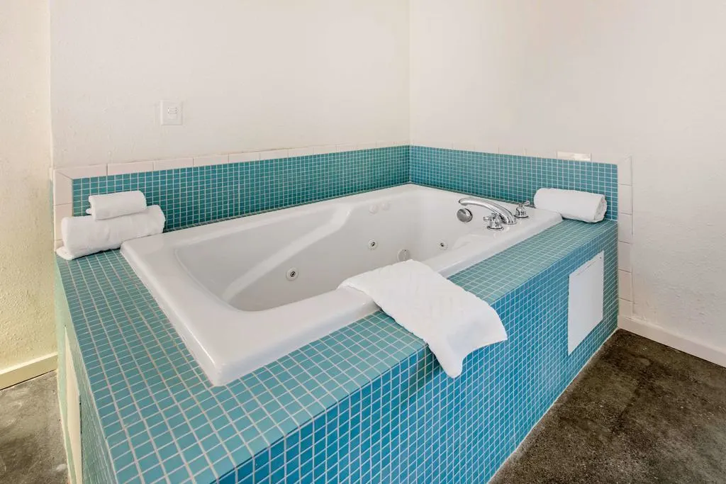 Hotels with Hot Tubs in room in Michigan