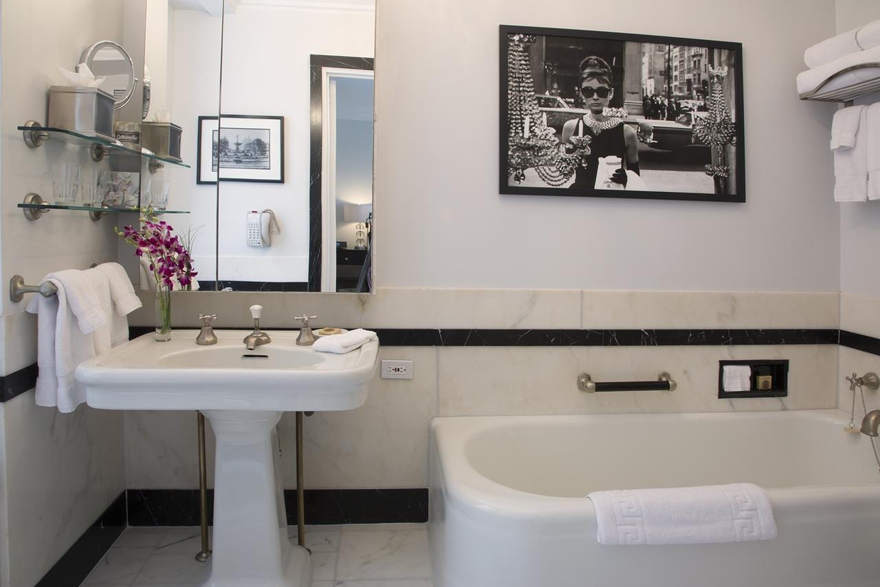 new-york-hotel-hot-tub-in-room