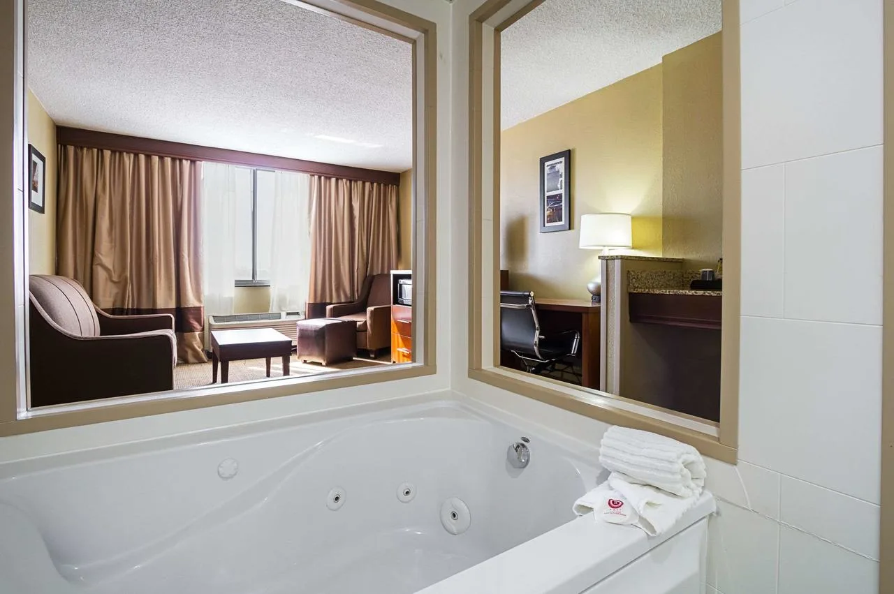 best-jacuzzi-suites-cleveland