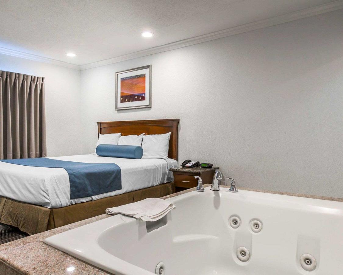 cheap-jacuzzi-rooms-in-LA