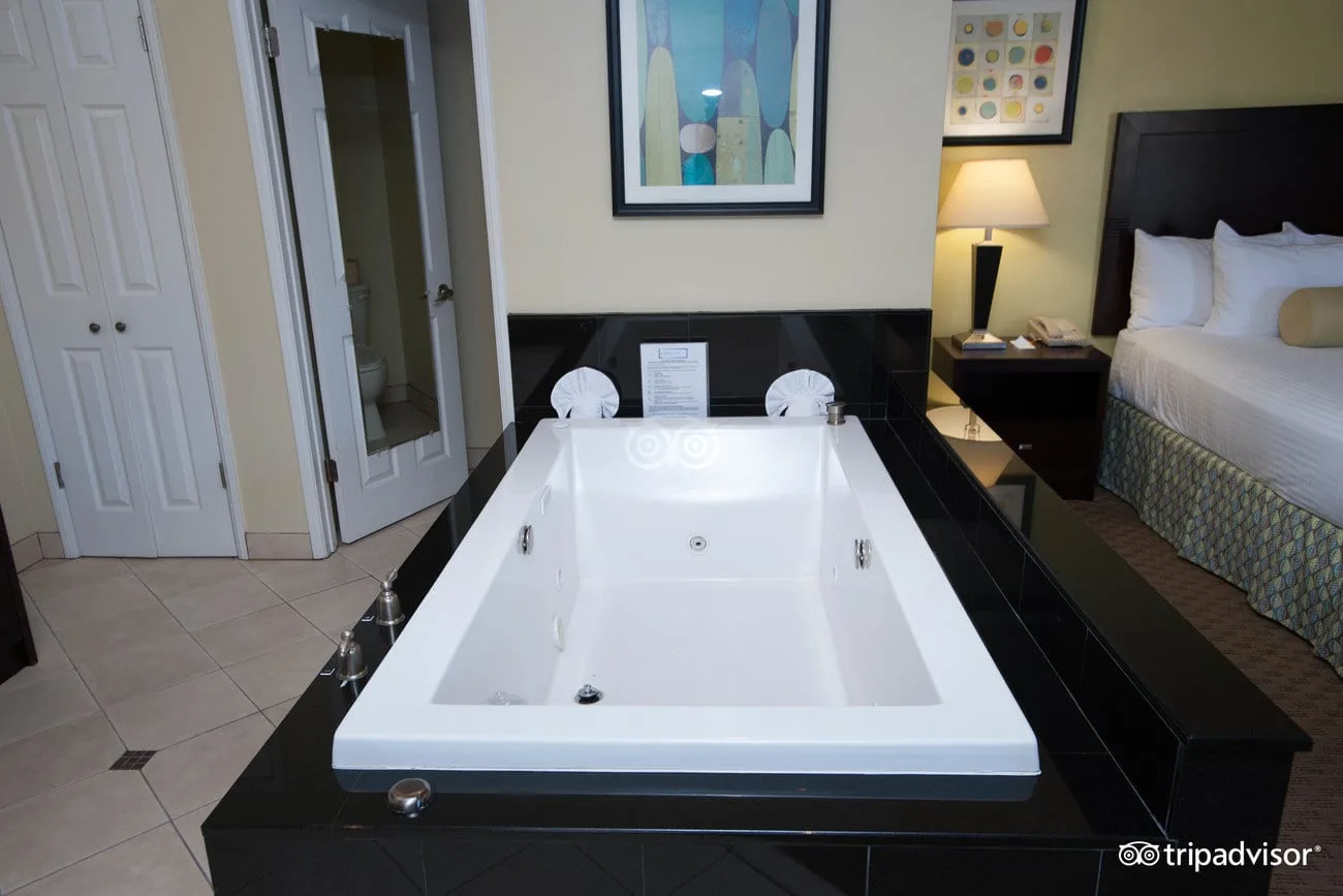 deluxe-jacuzzi-suite-in-california