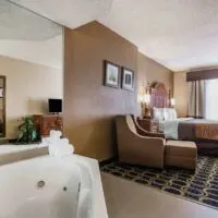 hotel-suites-with-jacuzzi-in-room