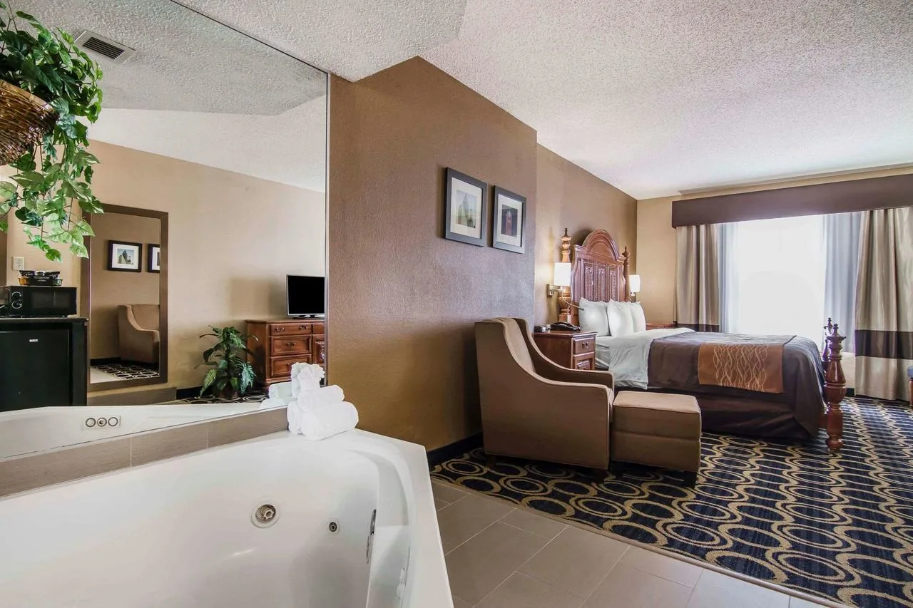 hotel-suites-with-jacuzzi-in-room