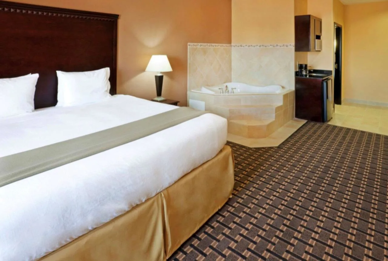 Hotels With Jacuzzi In Room Dallas Romantic Hot Tub Suites In Dallas Tx 7068