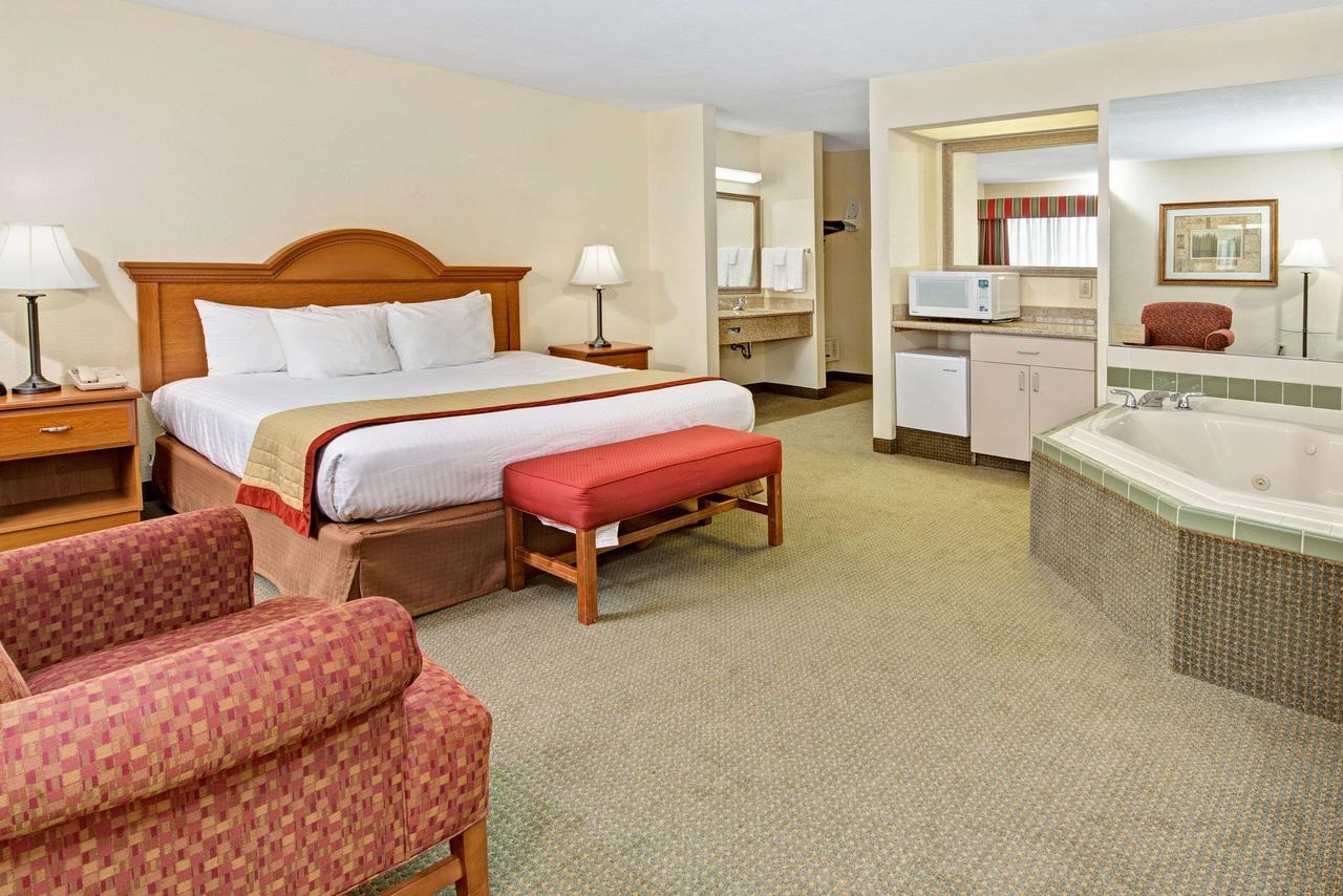 jacuzzi-hotels-in-indianapolis