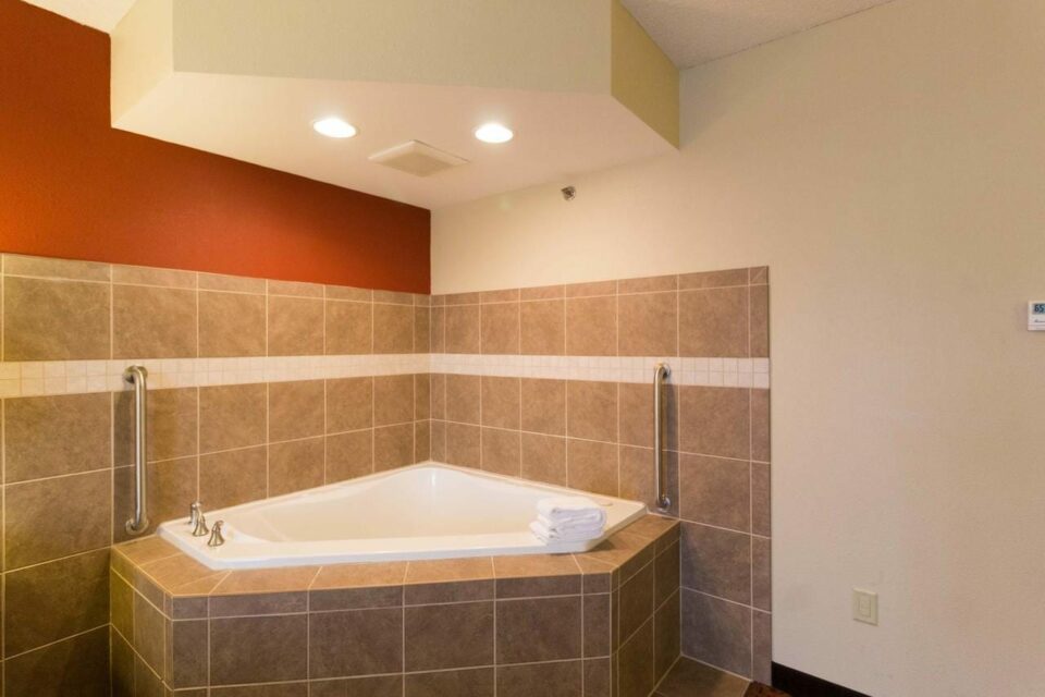 Hotels with Jacuzzi Columbus Ohio In Room Hot Tub and Whirlpool Suites