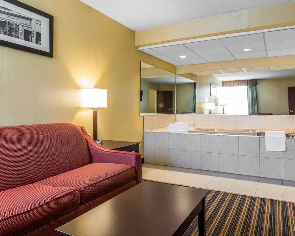 king-suite-with-hot-tub