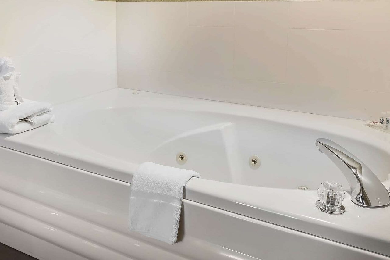 king-suite-with-whirlpool-spa