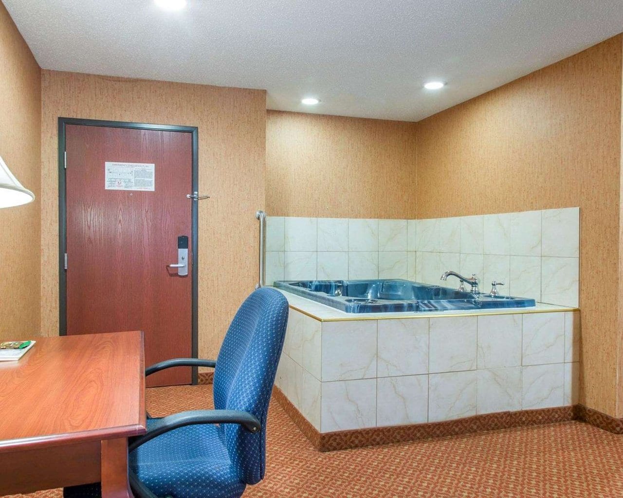 king-suite-with-whirlpool-tub