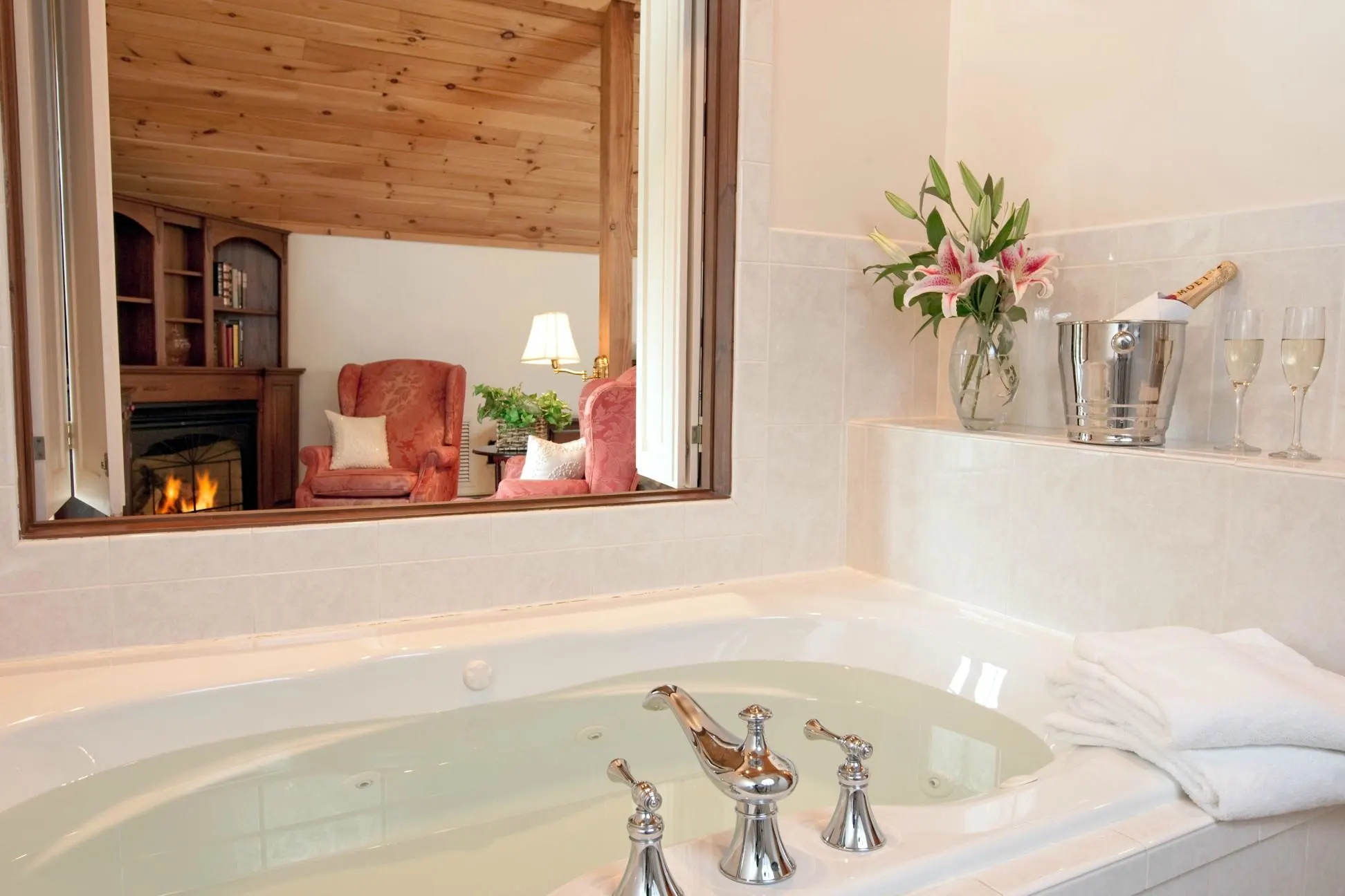 stonecroft-country-inn-jacuzzi-hotel