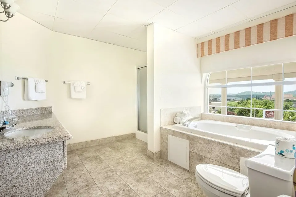 jacuzzi-suite-bathroom-savannah-house-hotel