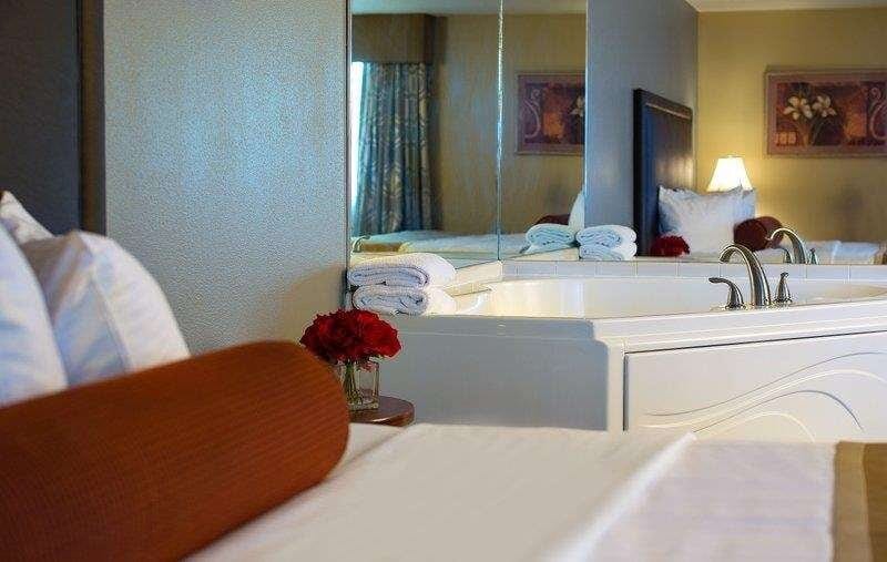 whirlpool-suite-the-charles-hotel