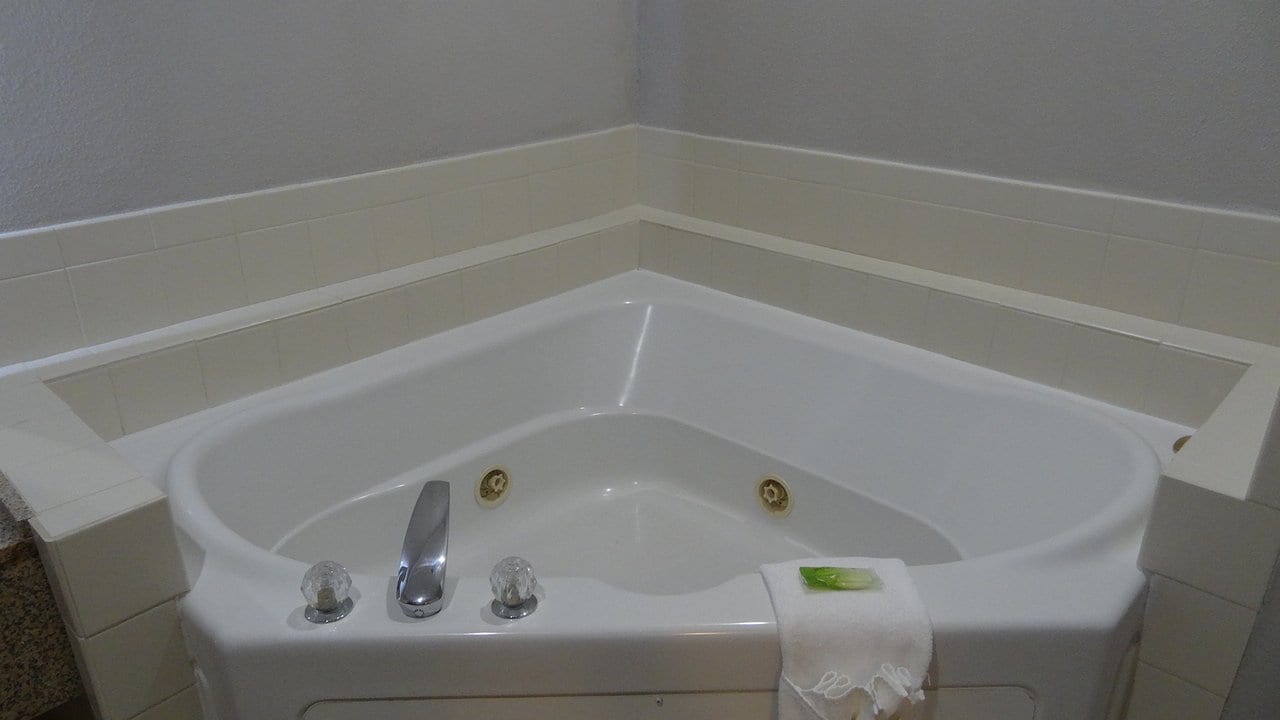 bonner-springs-hot-tub-suites.